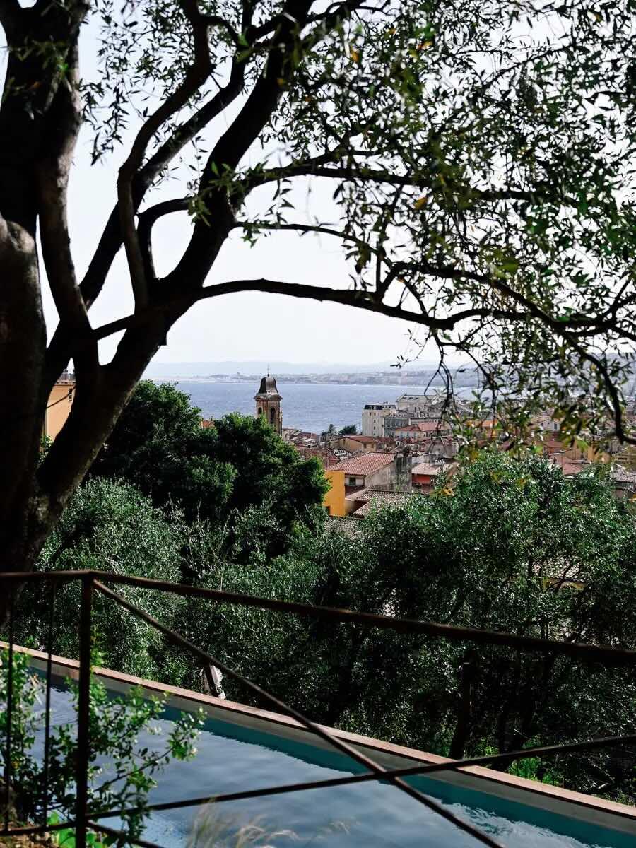 À l’ombre des oliviers, le Vieux-Nice et la mer s’étendent en contrebas © Hôtel du Couvent
