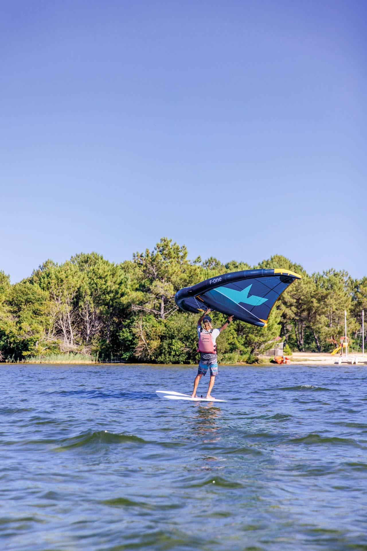 Wingsurf sur les lacs du littoral © Les conteurs