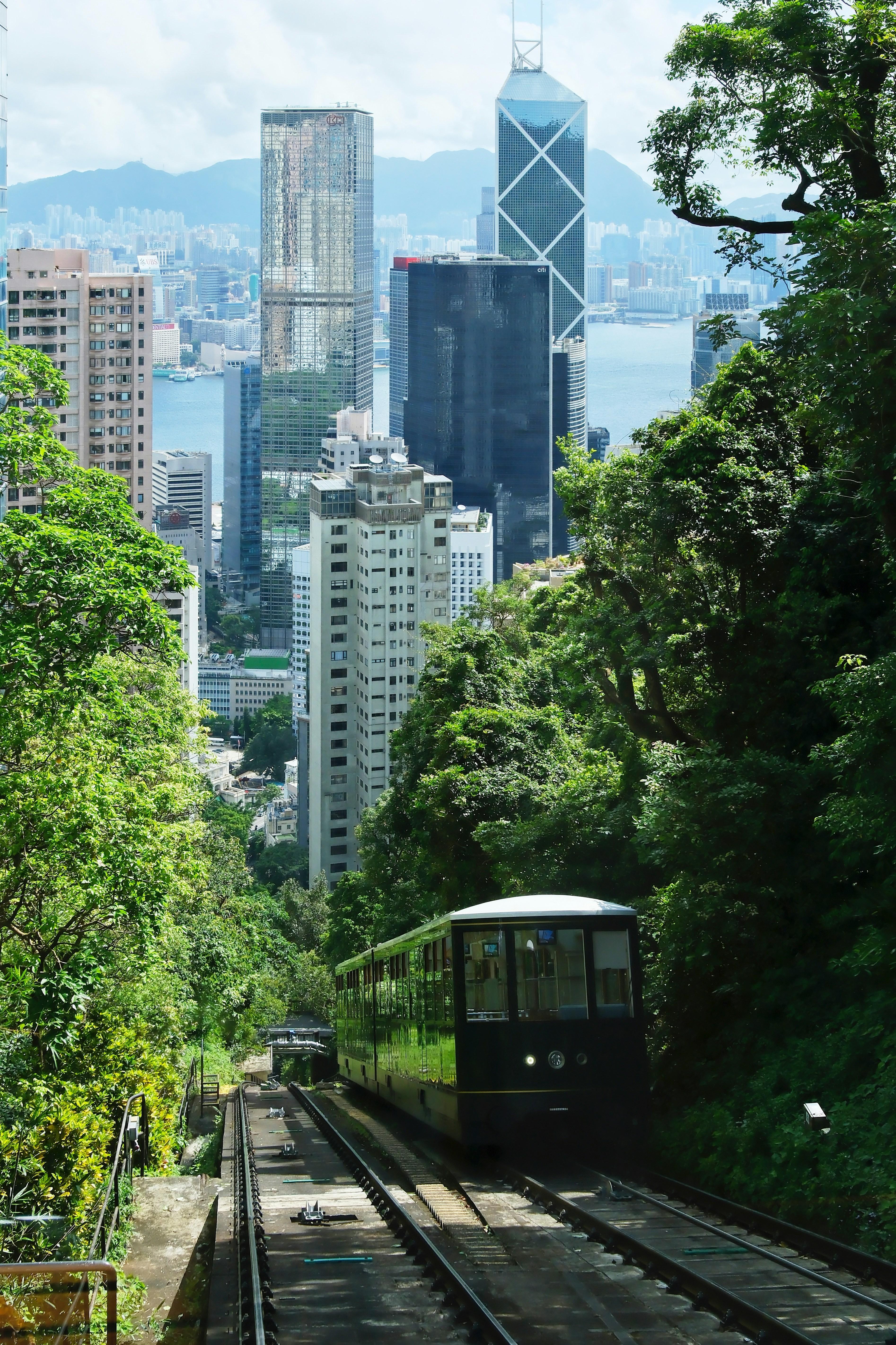 Le Peak Tram © Zhenyuan Zhang