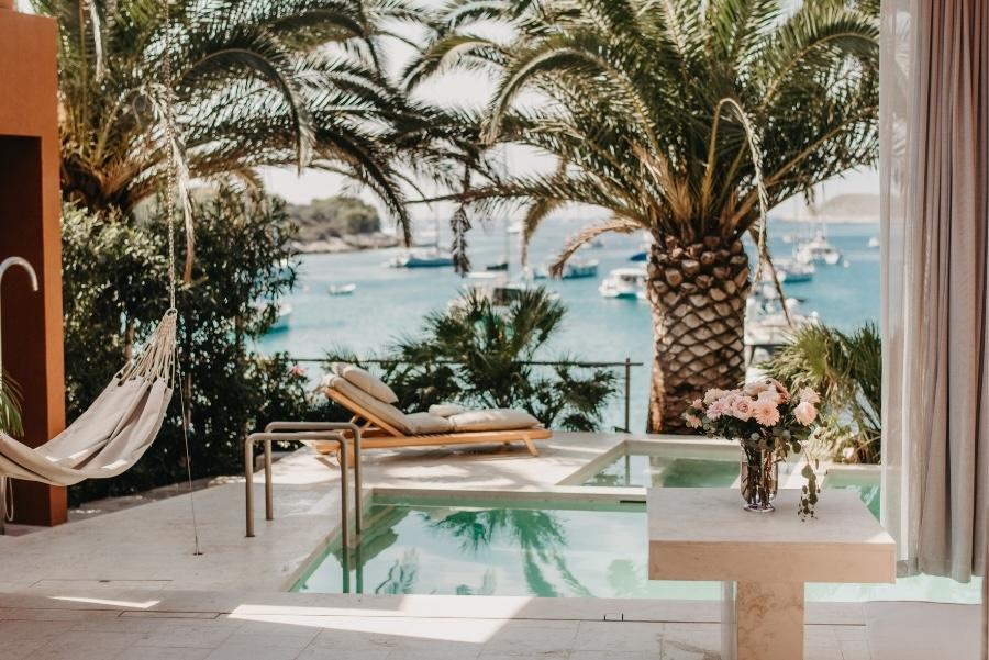 Une terrasse avec piscine d’une des villas © Zori