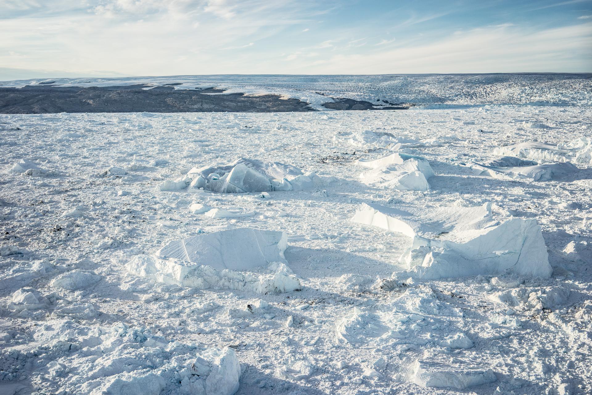 Le front du glacier de Jakobshavn ou Sermeq Kujalleq, situé au fond du fjord. A titre indicatif, la bande de terre fait environ 4km. © DB / Yonder  