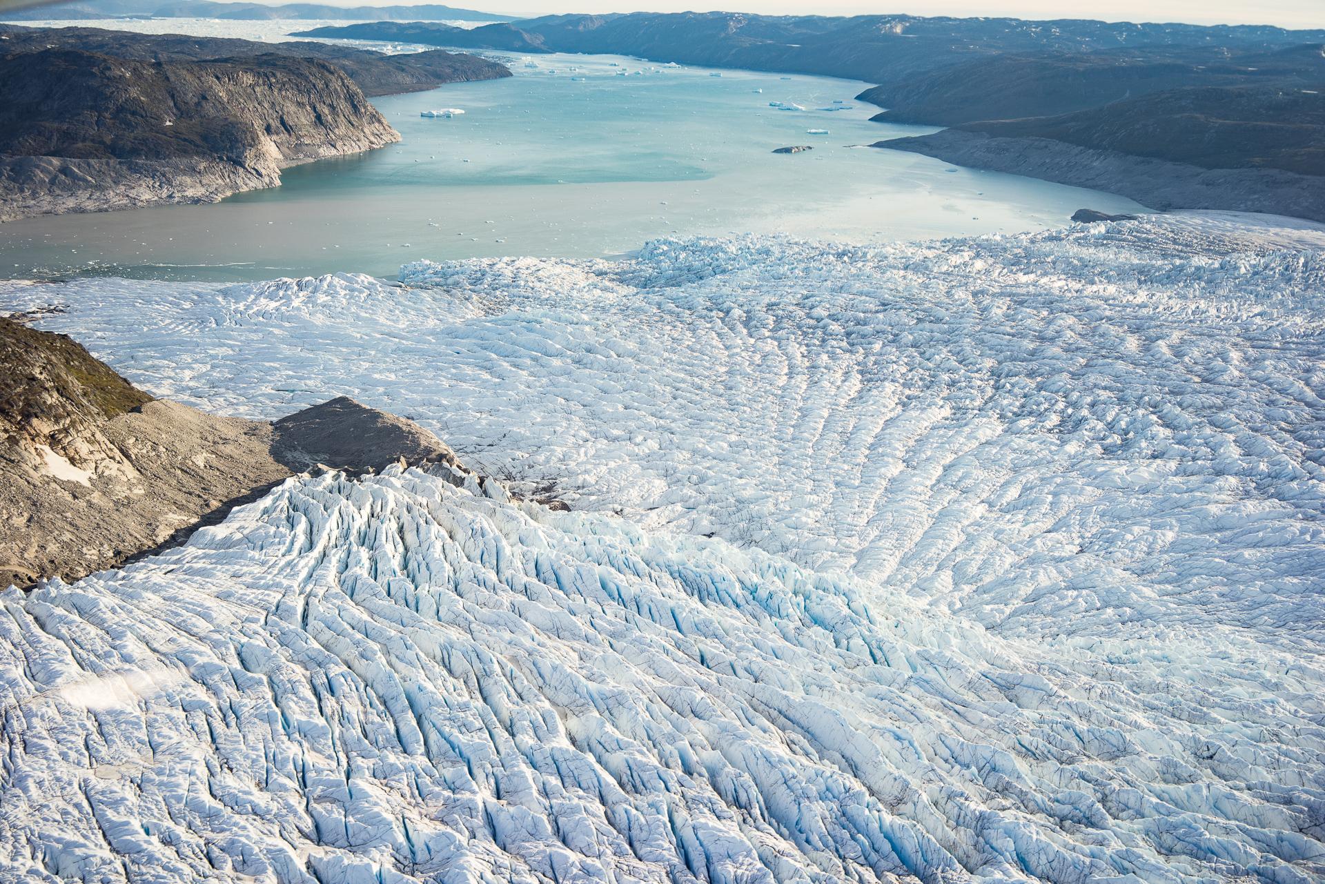 Le glacier de Sermeq Avannarleq survolé depuis l’avion d’Air Zafari, et, tout au fond, l’Isfjord. © DB / Yonder 