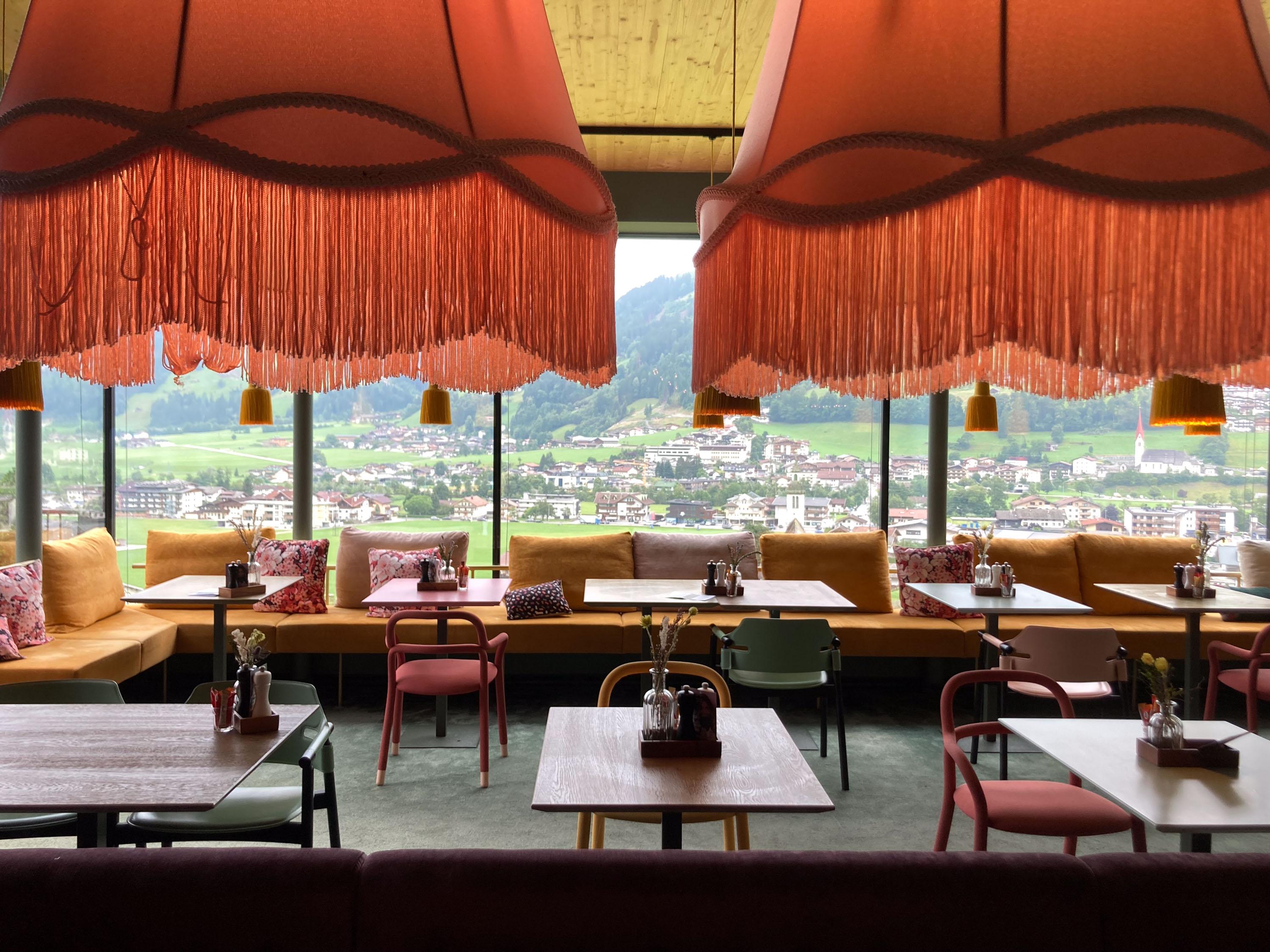 Vue panoramique sur la petite ville de Ramsau depuis le lounge-restaurant de l’hôtel. © DB