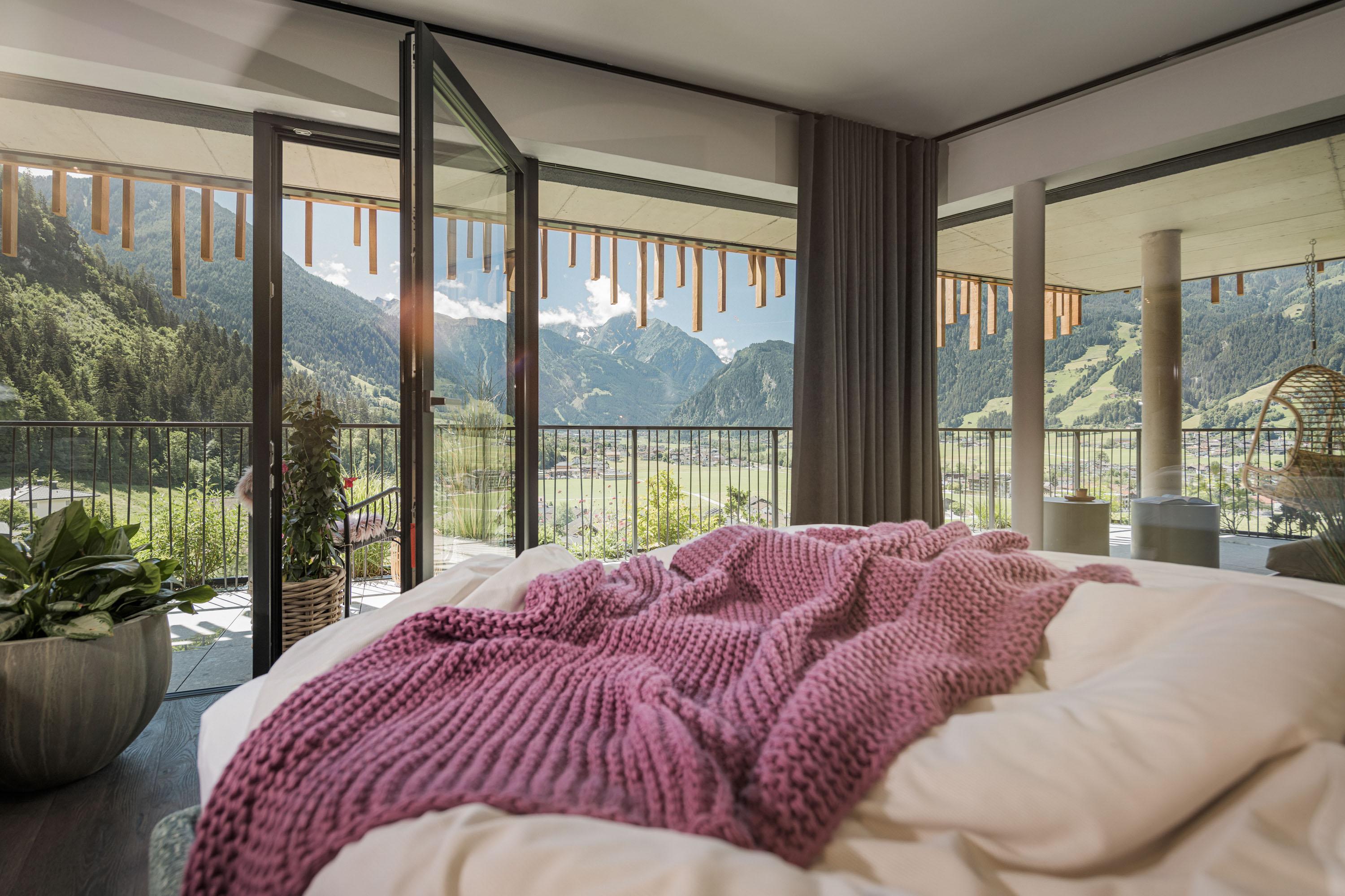 A l’intérieur d’une chambre Corner Nest, dont la particularité est d’offrir une vue non seulement sur Ramsau mais aussi sur les superbes montagnes du fond de la vallée. © Coolnest