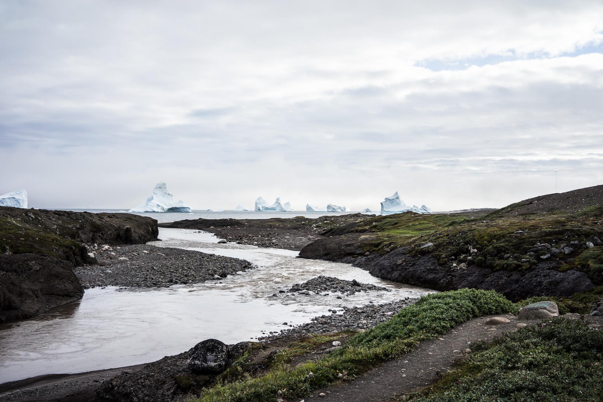 Moins nombreux et de dimension plus modestes qu’à Ilulissat, les icebergs au large de l’île de Disko contribuent néamoins à des vues très pittoresques. © DB / Yonder