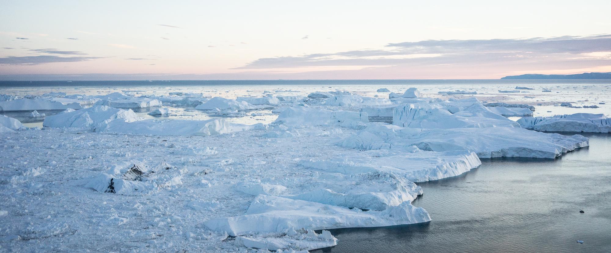 Les icebergs du fjord glacé d’Ilulissat, photographiés depuis le site de Sermermiut, à l’embouchure du fjord. © DB /Yonder