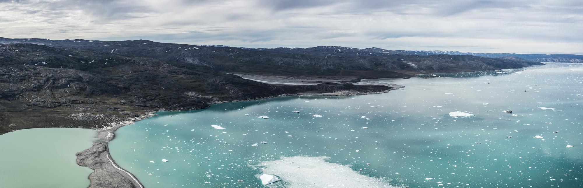 Vue aérienne parnoramique montrant le côté opposé au glacier où se trouvee l’Eqi Glacier Lodge et, en contrebas de ce dernier, l’historique cabane de Paul-Émile Victor.  © DB / Yonder