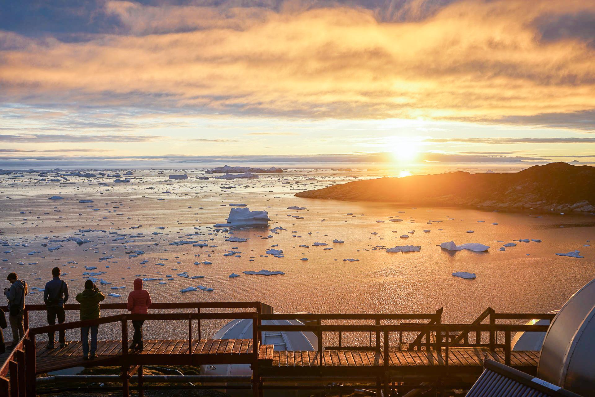 Coucher de soleil depuis la passerelle en bois de l’hôtel Arctic. © MB / Yonder