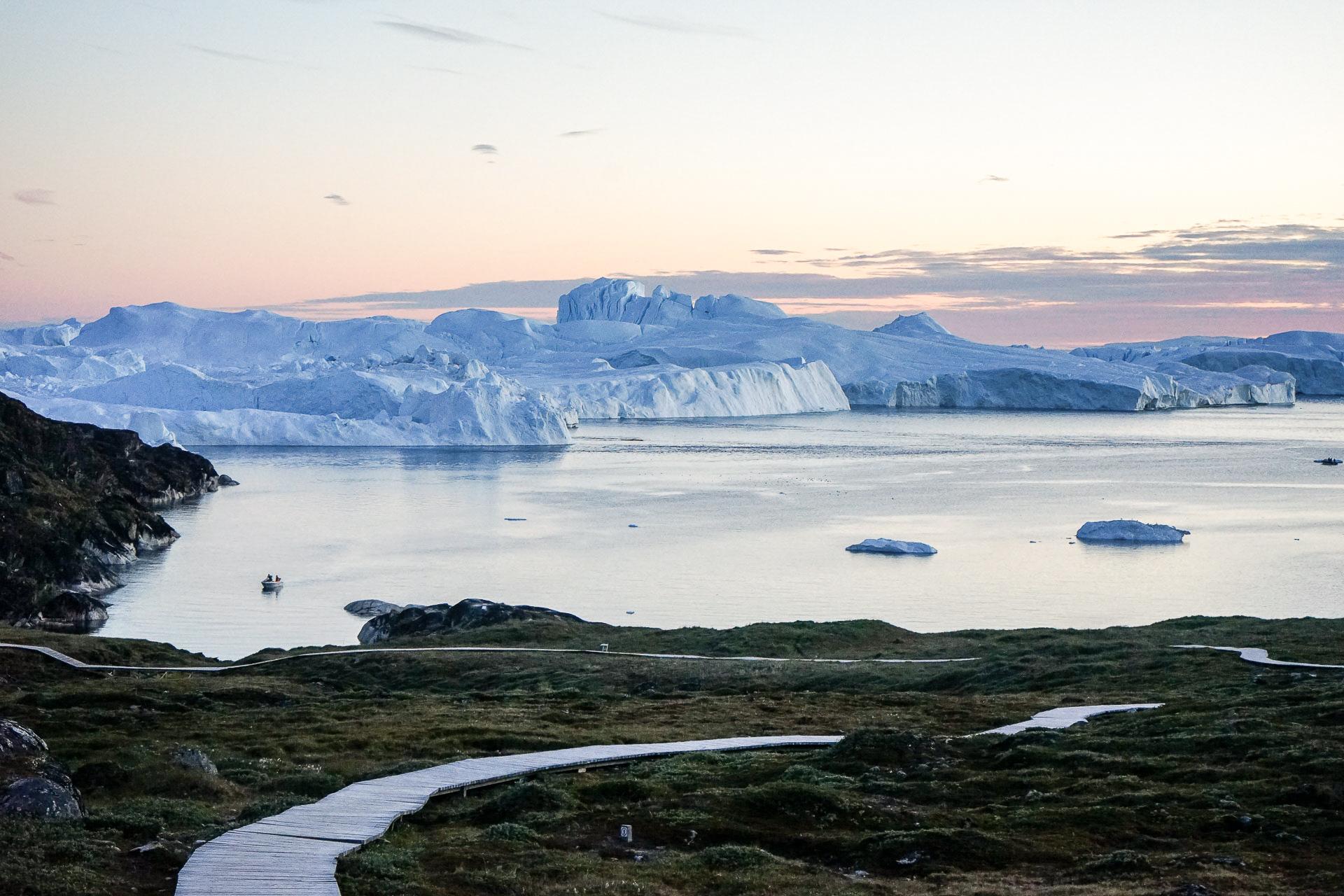 Le chemin de bois qui serpente sur le site de Sermermiut facilite la marche dans ce décor fantastique. © Yonder