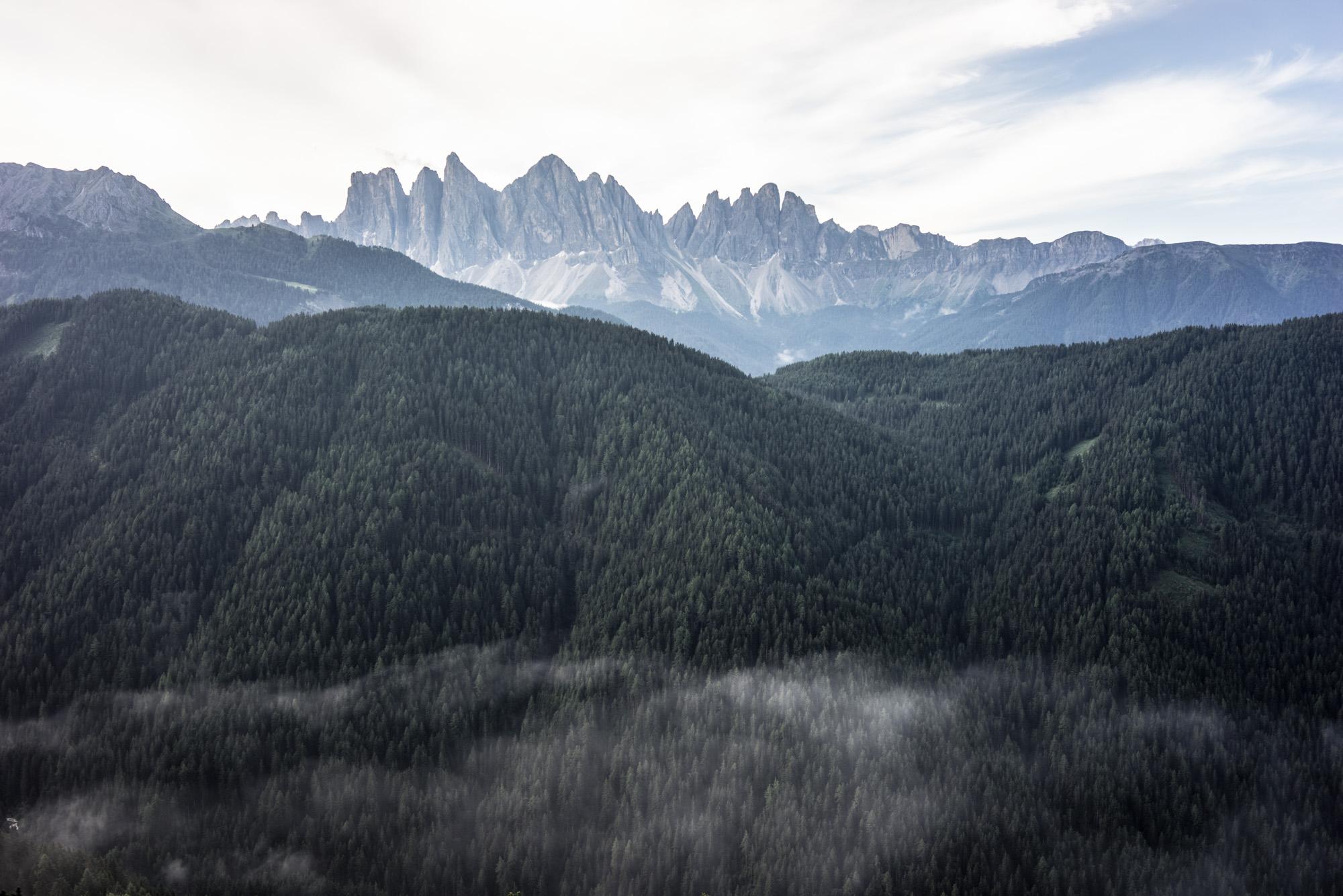 L’âme de Forestis : la présence de la forêt et des montagnes, vues ici du balcon d’une des Tower Suites.