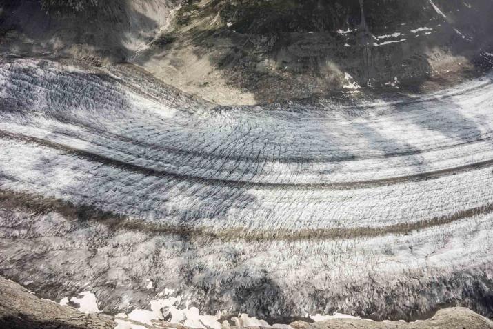 La surface du glacier : une abstraction fascinante et un brin austère pour le profane, un livre à déchiffrer pour le glaciologue. © DB