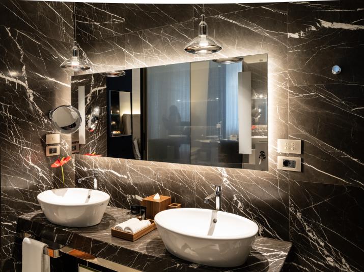 Des salles de bain en marbre résolument contemporaines, ici dans une Deluxe Junior Suite.