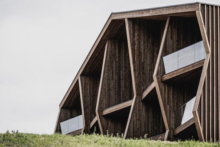 L’architecture est contemporaine mais le bois de la façade rappelle les fermes environnantes. © ÆON / Hannes Niederkofler