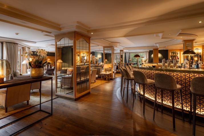Le bar qui s’ouvre sur le lobby. @ Romantik Hotel Schweizerhof