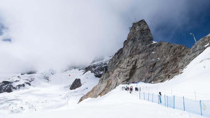 Le sphinx vu depuis le glacier. Le sphinx désigne à la fois le promontoire rocheux et le bâtiment au sommet. @ DB Yonder