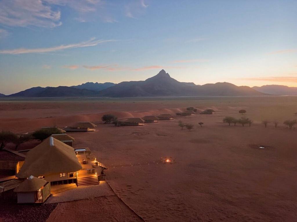 Kwessi Dunes (Namibie) - Vue du campement au crépuscule © DR