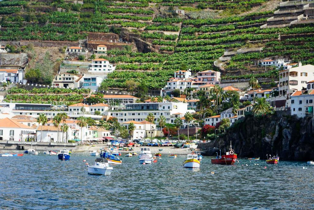 Découvrir la côte vierge et brute de l’île en bateau. © YONDER