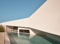 NOŪS Santorini, un 5 étoiles design et arty en dehors des sentiers battus