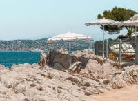 Sous les pins et face à la mer : l’éternel chic des cabanes de l’Hôtel du Cap-Eden-Roc