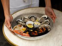 Les meilleurs plateaux de fruits de mer à Paris : à vous bulots et huîtres bien sourcés ! 