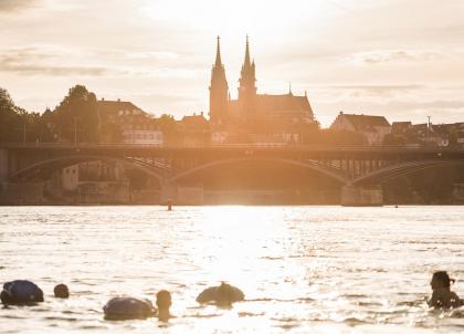 Été : quand les Bâlois se jettent à l'eau... dans le Rhin !