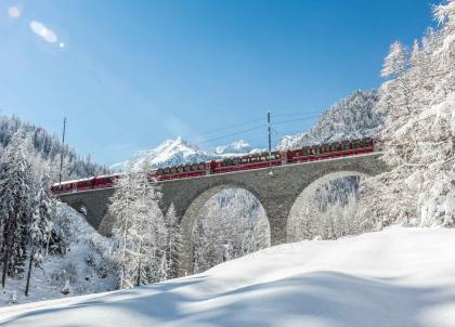 Suisse : le fabuleux voyage en train à bord du Bernina Express