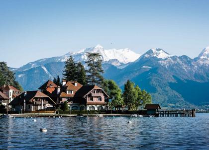 À l'intérieur de l'Auberge du Père Bise de Jean Sulpice, sur les rives du lac d'Annecy