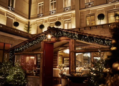 Paris en décembre : l'esprit de Noël souffle sur les palaces parisiens 