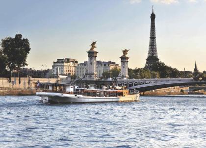 Restaurants péniches à Paris : les plus belles adresses pour dîner sur la Seine
