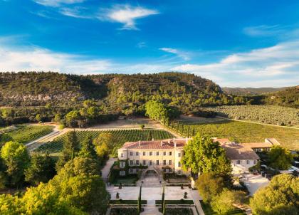 Le Château d’Estoublon, une parenthèse envoûtante en Provence entre vignes et olives