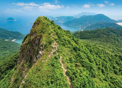 Randonnées, sommets et plages sauvages : le Hong Kong nature raconté par @Travelailleurs