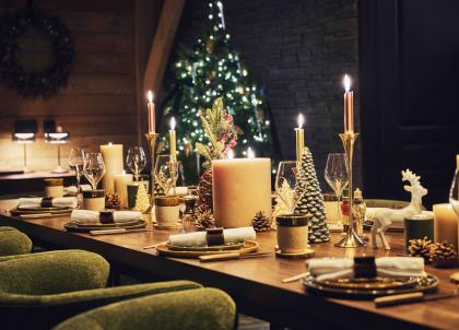 Paris en décembre : l'esprit de Noël souffle sur les palaces parisiens 