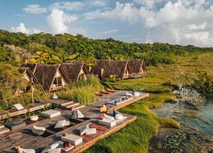 Habitas dévoile un campement de luxe sur la lagune Bacalar au Mexique