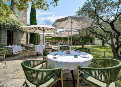 Les meilleurs restaurants d’Uzès : étoilés, caves à vin et bistrots gourmands