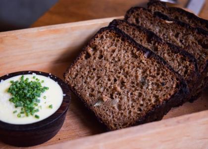 Le pain noir fait maison, qui a donné son nom au restaurant, toujours chez Leib | © Yonder.fr
