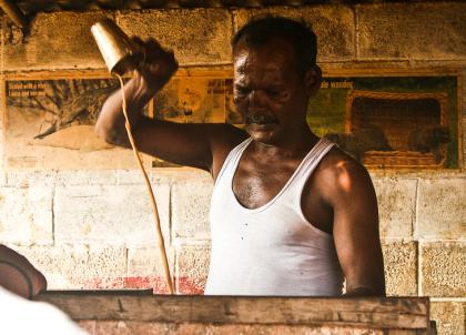 Scène typique : un homme vend du café sur une route du Tamil Nadu | © Marion Brun
