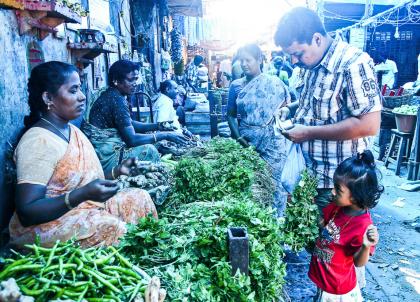 Dans le marché couvert de Pondichéry, un étal de légumes et plantes aromatiques | © Marion Brun