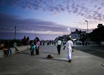 Promenade dans la fraîcheur du soir à Pondichéry | © Marion Brun