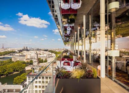 Les meilleurs hôtels pour un déjeuner avec vue sur la Tour Eiffel