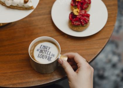 L’Hôtel du Louvre dévoile une expérience Emily in Paris 