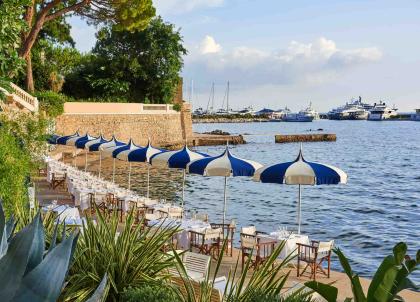 Le restaurant Plage Belles Rives à Antibes, le spot idéal où passer le mois d'août