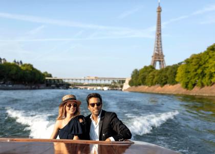 La Réserve Paris propose une promenade en bateau le long de la Seine 