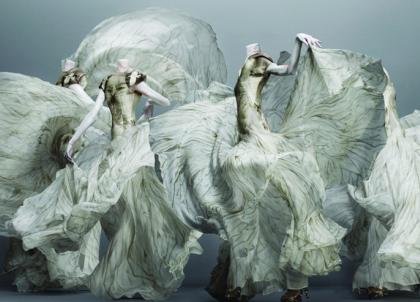 L'expo consacrée à Alexander McQueen s’invite au mythique Claridge’s à Londres