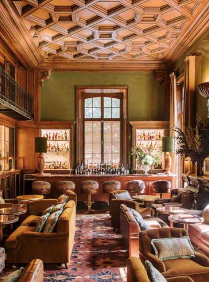 5 Place du Chancelier Adenauer – Le bar-bibliothèque exclusif et confidentiel de ce château-hôtel, doté d'une atmosphère feutrée hors du commun.