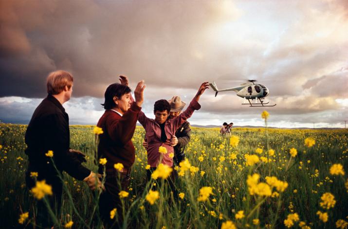 San Ysidro, Californie. 1979. Mexicains arrêtés en tentant de passer la frontière. Image publiée dans le livre <i> Crossings: Photographs from the US-Mexico Border </i> © Alex Webb / Magnum Photos