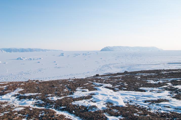 Qeqertarsuaq (Herbert Island) - à droite de l’image - vue depuis les hauteurs surplombant Qaanaaq.