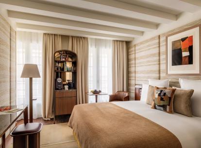 L’Hôtel d’Aubusson rouvre à Paris : nouvelles suites, jazz et grand bain à Saint-Germain-des-Prés