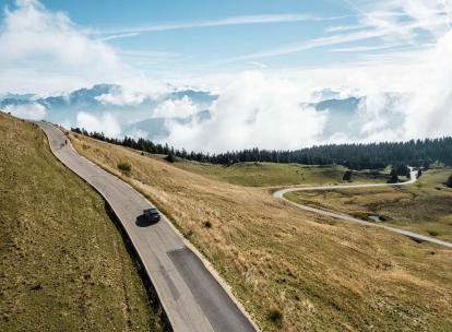 Sur les routes automnales du Grand Tour Auvergne-Rhône-Alpes Sur les routes automnales du Grand Tour Auvergne-Rhône-Alpes