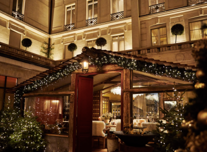 Paris en décembre : l'esprit de Noël souffle sur les palaces parisiens 