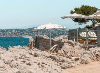 Sous les pins et face à la mer : l’éternel chic des cabanes de l’Hôtel du Cap-Eden-Roc